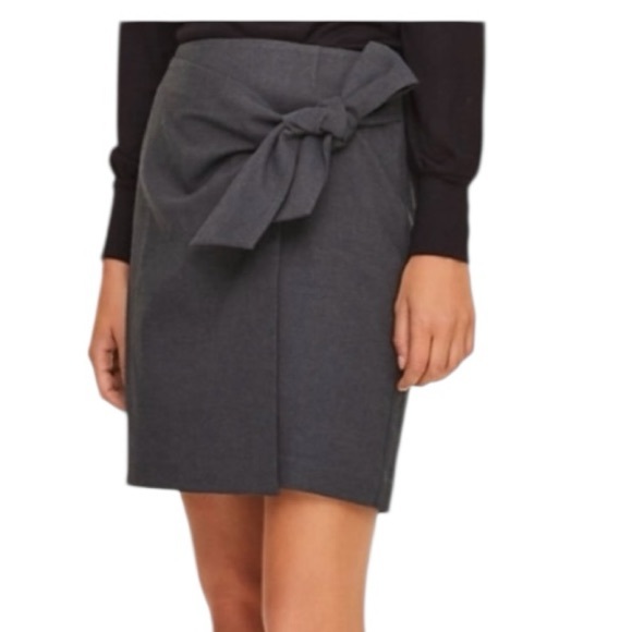 NWT! LOFT Charcoal Gray Bow-Detail Wrap Mini Skirt. Size 2. - Picture 1 of 8
